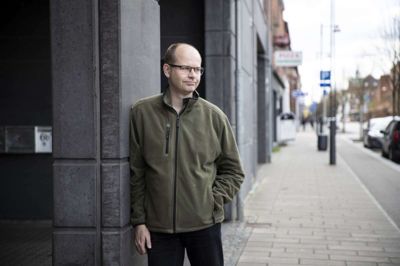 Jacob Overgaard Madsen har gjort det til en daglig rutine at lave sprogøvelser via »Duolingo« eller en anden sprogindlæringsplatform. - Når jeg møder på arbejde, spiser jeg morgenmad i kantinen, og mens jeg spiser, har jeg tid til sprogøvelser, siger han. I kantinen slår han dog lytte- og taleøvelserne fra og nøjes med oversættelsesøvelser på skrift, fortæller han. Det vil alligevel være for mærkeligt at sidde og øve sprog højt i kantinen, synes han. Foto: Malene Tswai
