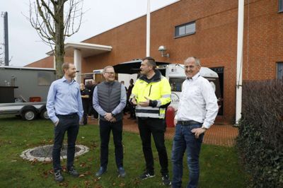 November 2021. Kyocera Unimerco Tooling A/S markerede overgangen til fjernvarme med pølser og øl til medarbejderne ved fyraften. Besparelsen har været næsten otte gange større end ventet. Til venstre er det produktionschef Esben Søndergaard, i midten bestyrelsesformand Stig Østergaard Nielsen og driftschef Olai Søren fra Sunds Forsyning, og til højre ejendomsadministrator Kristian Mikkelsen. Foto: Henrik Ole Jensen