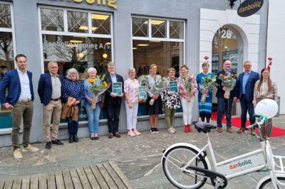 Der var stor fest hos Danbolig Herning i anledning af ejendomsmæglerens 50-årsjubilæum. Der blev uddelt 50,000 kroner til tre projekter i samme anledning, og de stillede op til foto sammen med dommerkomiteen og ansatte fra jubilaren. Foto: Palle Heering Nielsen