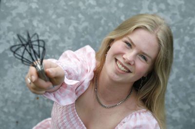 Den første kage med mousser, glaze og pynt bagte Mille Jensen, ikke længe før hun skulle til casting. - Så jeg var ikke helt vildt rutineret og øvet, fortæller Mille Jensen, som alligevel så at sige kom gennem springformen til »Den store juniorbagedyst«. Foto: Henrik Ole Jensen