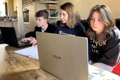 Natasha Pershko og børnene Nikolai og Sasha er på flugt fra krigen i Ukraine og har i to måneder boet på Frølundvej i Gjellerup. De to unge på henholdsvis 13 og 15 år kan hverken dansk eller engelsk og går stadig i ukrainsk skole på internettet. Foto: Bo Lundgaard