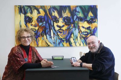 Meksyde Reshidi og Michael Trier Aagaard er et par uger endnu formænd for kunstforeningerne på sygehusene i Holstebro og Herning. Foto: Henrik Ole Jensen