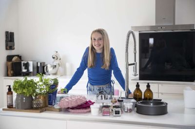 - Når jeg bager, bare fordi jeg har lyst til at bage, bliver jeg helt afslappet. Det er afstressende, siger Palma Marie Falk Lauritsen, som vi seere lige nu kan se i »Den store juniorbagedyst«, hvor hun bager på tid. Foto: Malene Tswai