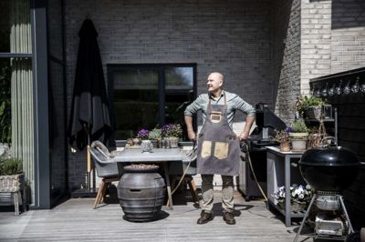 Kim Lauritsen får måske ekstra god tid til at grille, når han inden månedens udgang stopper som centerchef i Herningcentret. I forvejen griller den 56-årige herningenser familiens aftensmad omkring 300 dage om året, så han er vant til at opholde sig på terrassen året rundt. Foto: Malene Tswai
