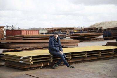 Martin Stokholm har aldrig været fristet til at forlade hjembyen Vildbjerg for at drage mod eksempelvis Aarhus eller København. I stedet har han fokuseret på at gøre en forskel der, hvor han er. - Jeg synes, det er vigtigt, at vi som virksomhed også er med til at bidrage til kulturen og husker at leve i nuet, mens vi behandler hinanden ordentligt, siger Martin Stokholm. Foto: Malene Tswai