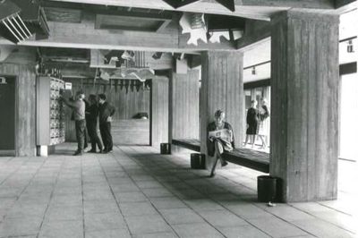 Indgangspartiet med det rå look, de nedhængte møbler som kunstnerisk indslag og kunstneren Paul Gadegaards farvede postkasser på væggen skabte berettiget opsigt i 1962. Foto: Lokalhistorisk Arkiv Herning