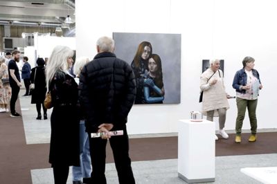 I sin storhedstid før finanskrisen kunne kunstmessen Art Herning notere op mod 14.000 besøgende. Det tal var i 2020 faldet til omkring 10.000 gæster, hvorimod Art Herning 2022 blot havde lidt over 5000 mennesker gennem tælleapparaterne - formentlig på grund af nyt tidspunkt og ny lokalitet som følge af corona. Foto: Henrik Ole Jensen