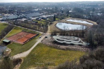 Et dronebillede af den nye mountainbikebane, der ses til højre i billedet. Banen er taget i brug, men indvies officielt søndag i bededagsferien. foto: Privatfoto