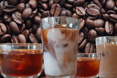 Slurp, aaah! En god kop iskaffe er alt jeg drømmer om på en varm forårsdag - og det viser sig, at det slet ikke er så svært at gå i gang derhjemme. Grafik: Mia Frost