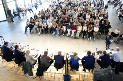 Alle Herning Gymnasiums 2. og 3. g’ere med på plads til debatten. Langt de fleste af dem er gamle nok til at stemme, når der 1. juni er folkeafsteming om afskaffelse af EU-forbeholdet. Foto: Tom Laursen