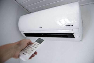 En luft til luft-varmepumpe er den mindste og billigste model. Den kan ikke erstatte din nuværende opvarmningsform, men den kan tage toppen af regningen. Har du et sommerhus, kan varmepumpen til gengæld ofte stå alene som opvarmningsform. Foto: Liselotte Sabroe/Ritzau Scanpix