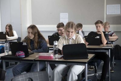 Anastasija Shurma (forrest) har fået 23 nye klassekammerater, efter at hun er begyndt i 9.A på Vildbjerg Skole. Hendes sidemakker er Christina Bach Colstrup. Dansk er svært, synes den ukrainske pige, der blandt andet bruger appen »Say hi«, når hun skal kommunikere med klassekammeraterne. foto: Malene Tswai
