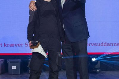 Sådan så det ud, da Martin Birk Nielsen kom på scenen efter sejren ved dm i skills. Med ham på scenen er tidligere statsminister Poul Nyrup Rasmussen. Foto: Pr-foto