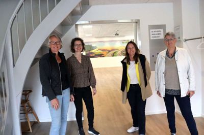 Graver Karen Mikkelsen, kasserer Jette Hedegaard Hansen, formand Agnete Fenger og næstformand Bente Nygaard Mikkelsen viser det nyrenoverede sognehus frem. Det blev officielt taget i brug i påsken. Foto: Laila Kempel