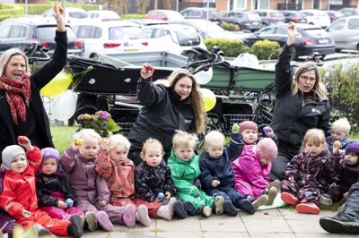 15 dagplejere i Lind er som de første certificeret i projektet Sangglad. Til venstre er det kursusleder Stine Dam Pedersen, i midten dagplejer Jessie Holmslykke og til højre dagplejer Inese Hansen, der med sang fortæller, hvor den røde kugle af skumgummi er. Foto: Tom Laursen