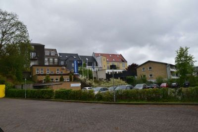 Det er her, rækken af bygninger skal gennembrydes for at skabe plads til en trappe, der skal være meget andet end en ordinær trappe. Processen med, hvad den skal rumme, er lige begyndt. Foto: Flemming Thulstrup