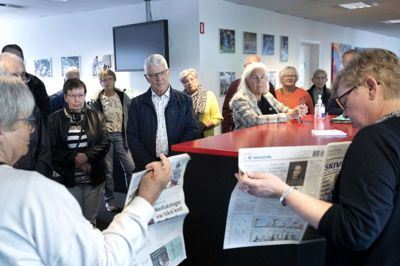 Der blev fulgt interesseret med, da chefredaktør Vibeke Larsen (t.h.) viste 50 af Folkebladets læsere rundt i Mediehuset i går og fortalte om aviser og nyheder. Foto: Tom Laursen