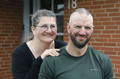 Ingirid Poulsen og Lars Kjærgaard Vilstrøm tog Facebook i brug, efter parret fandt ud af, at det var vanskeligt at finde et festlokale til datterens konfirmation. Opslaget på Facebook gav pote, og dermed har de rammerne til morgendagens konfirmationsfest. Foto: Henrik Ole Jensen