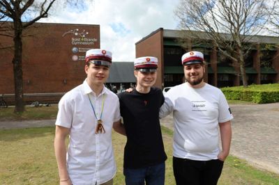 Årets første studenter fra Ikast-Brande Gymnasium. Fra venstre er det Philip Riisberg, Andreas Morell og Kristian Dahl Andersen, som alle går i 2i-klassen på IB-linjen. Foto: Michael Holmgaard Christiansen