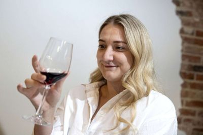 Det er svært at se forskel på traditionelle glas og plastglas fra Everglass. Den klirrende skålelyd må man tænke sig til. Til gengæld undgår man glasskår og støtter kampen for klimaet. Foto: Tom Laursen