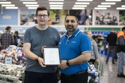 Varehuschef Cengiz Kan fik en særlig gave ved åbningen af Biltema store bededag. Kædens it-ansvarlige Martin Jørgensen havde sat den første kassebon udskrevet klokken 08.07 i glas og ramme. Den kommer op at hænge på Cengiz Kans kontor. Malene Tswai