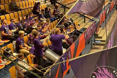 God stemning i Vibocold Arena, hvor det er de lilla fans, der sætter lydtapetet. Foto: Jette Bentsen