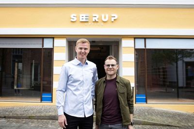 Om to dage kan indehaver Mads Seerup (t.v.) og butikschef Michael Fenger åbne dørene til Seerup Optics, som er kommet i nye lokaler. Det er den tidligere Matas-butik, som siden januar er blevet omdannet til optiker. Foto: Tom Laursen