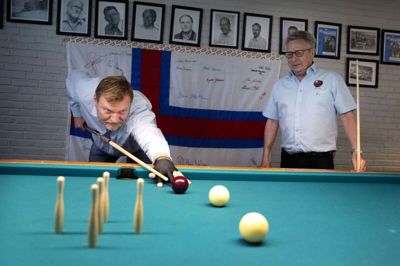 Hallur Joensen ved bordet skabte kontakten mellem Billardklubben B67 og de fem billardklubber på Færøerne. Kassereren i B67, Keld Skov Hansen, venter på, at det bliver hans tur ved bordet. Foto: Tom Laursen