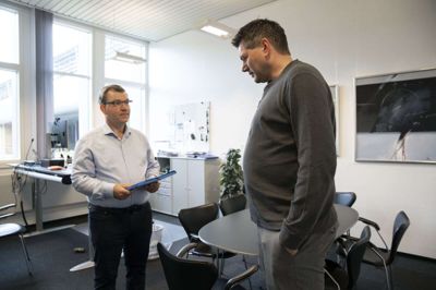 Både Momme Mailund (t.v.) og Michael Wiese mener, at det er helt skævt, at unge mennesker sendes ud af Herning Kommune for at gå på gymnasiet. De arbejder også begge videre med sagen. Foto: Malene Tswai