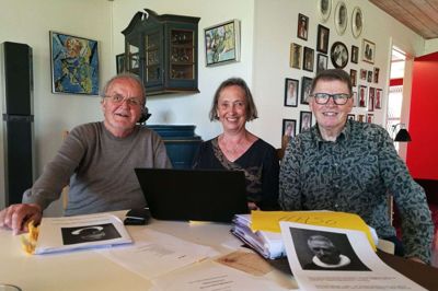 Under arbejdet med markeringen af Herning Amatørsymfoniorkesters jubilæum er de gamle arkiver fundet frem. Her ses fra højre næstformand Jørgen Andresen, formand Dorthe Dalsgaard og Hans Jørn Hansen, som knytter bånd mellem orkestret og valgmenigheden, idet han ud over at være en del af orkestrets historie også har været formand for Herning Valgmenighed. Foto: Kurt H. Jørgensen