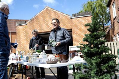 Både Tove og Niels Ove Henriksen havde lørdag travlt med at betjene kræmmergæster uden for det, der snart er deres forhenværende garage på Stjernetorvet. De solgte de ting, som det kunne lade sig sælge på en markedsdag i Videbæk, og resten skal gives til genbrug. Foto: Tom Laursen