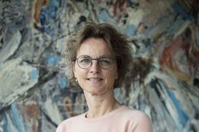 Klichéen om, at alder bare er et tal, holder nogenlunde for rektor Anne-Mette Thorøe, der ikke lægger synderligt meget i, at hun fylder 50 år i dag, 17. maj. Foto: Malene Tswai