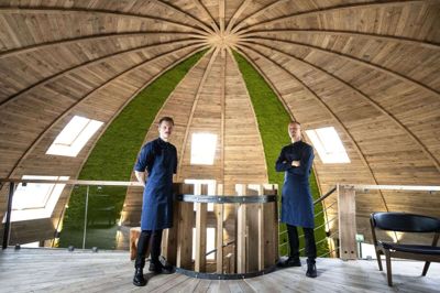 Restaurantchef Joakim Thomassen og køkkenchef Jens Vincent kan glæde sig over fem stjerner til Restaurant Domæne. Foto: Tom Laursen
