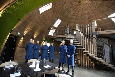 Holdet bag Restaurant Domæne er klar til første åbningsdag på torsdag. Fra venstre: Christian Kanstrup, Simon Iversen, Sisse Pernille Talmark, Yu Yang, restaurantchef Joakim Thomassen og køkkenchef Jens Vincent. Foto: Tom Laursen