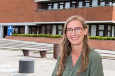 Vibeke Hother har siden maj 2022 været borgerrådgiver i Ikast-Brande Kommune. Her er opgaverne blandt andet at møde borgerne, lytte til deres oplevelser og at skabe dialog mellem borger og kommune. Foto: Ikast-Brande Kommune
