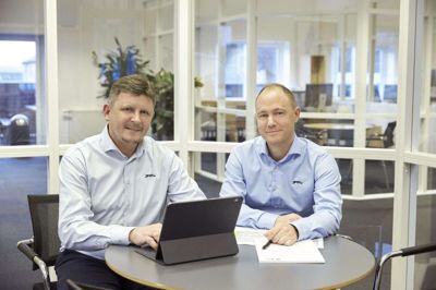 Jesper Friis Poulsen (t.v.) og Mikkel N. Steffensen fortæller, at JFP nu vil fokusere på ordrer på under 100 millioner kroner. Foto: PR-Foto