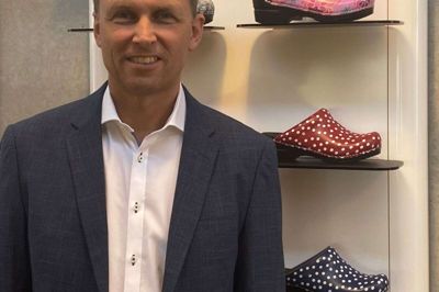 På trods af årets underskud tror direktør Karsten Nørbjerg Christensen på fremtiden for skotøjsvirksomheden, der er gået en størrelse op i salgsafdelingen. Foto: PR-foto
