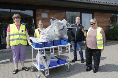 25 kilo affald er der blevet samlet af blandt andre Vibeke Kristensen (t.v.), Louise Graversen, Michael Kjær Villadsen og Else Marie Kristensen. Foto: Henrik Ole Jensen