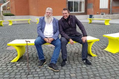 Ingvar Cronhammar og kulturspeditøren på en af Cronhammars bænke i Sjørring. Foto: Privatfoto