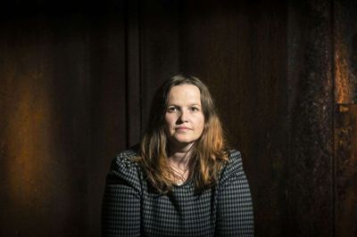 Sanne Helene Højbjerg fylder 40 år i dag, 21. maj - i svingdøren mellem sit nuværende job som journalist på Midtjyllands Avis og det kommende som kommunikationsmedarbejder for Ensemble Midtvest. Foto: Martin Ballund