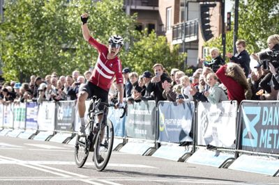 Cykelløbet Grand Prix Herning endte med sejr til Andreas Stokbro, og herningensiske Mads Rahbek blev en flot nummer to. Flere fine danske navne var til start, blandt andet med den tidligere verdensmester Mads Pedersen som også endte på podiet som nummer tre. Foto: Tom Laursen.