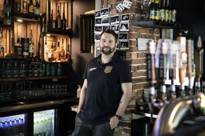 Stefan Schirmer får flere og flere kunder på Bart Dart Bar. Foto: Malene Tswai