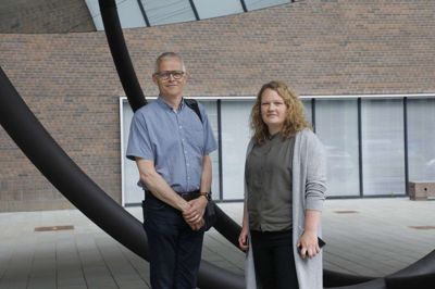 I løbet af de første tre måneder på Regionshospitalet Gødstrup har hospitalet med hjælp fra brugerrådet gennemført en tilfredshedsundersøgelse. Medformand for brugerrådet, Allan Bergholt, har været med til at vinkle og uddele spørgeskemaerne, og Ditte Kirk Ibsen, kvalitetskonsulent på hospitalet, har næsten dagligt fulgt med i besvarelserne fra patienter og pårørende. Foto: Henrik Ole Jensen