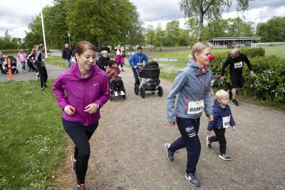 Lige ud efter næsen: Det var ganske frivilligt, om man ville løbe eller gå til Klovneløb. Det er tanken, der tæller. Foto: Tom Laursen