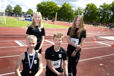 Flere af de lokale atletikudøvere går så meget op i sporten, at de skal begynde i talentklasserne. Der er kun en i forvejen, og det er Madison Hasle Tarp (bagerst t.v.). Efter sommerferien får hun selskab af sin bror, Marcus Mølhede Tarp (med medalje) samt Malthe Kjær Heesgaard og Julie Dalsgaard Ryssel. Foto: Tom Laursen