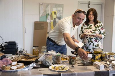Arek Blaszczyk stod for sildene, kartoffelkagen og de syltede agurker, som var noget af det, Airi Veinberg bød kursisterne på. Foto: Malene Tswai