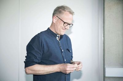 Brian Bruhn har stort set altid tre små legoklodser i lommen eller hånden. Dels minder de ham om jævnligt at stille spørgsmålet »Er det, jeg laver, noget, der giver eller stjæler energi?« Og dels har det vist sig at være en god »rastløsheds-aflader« at skille de tre små plastikdimser ad og sætte dem sammen igen. Foto: Malene Tswai