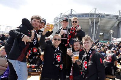 Pokalfinalen er og bliver årets største festdag i dansk klubfodbold. Det satte FCM-fansene en tyk streg under i den propfyldte fanzone op til dagens finale mod OB. Foto: Tom Laursen