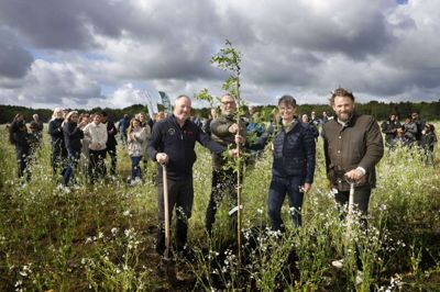 En lang række børn og voksne havde sagt ja tak til at køre til Løvbakkerne torsdag og være med til at plante den nye VM-Skov. Foto: Henrik Ole Jensen