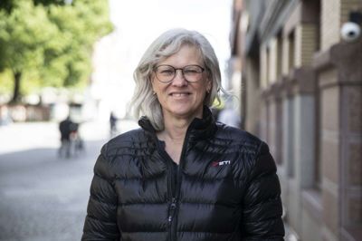 Hanne Østergaard Rasmussen, 57 år, Silkeborg, er ansat på Rådhuset i Herning, og hun er netop på vej hen for at brevstemme, da Herning Folkeblad fanger hende på gågaden.Hun har akkurat lige taget DR’s test om for eller imod forsvarsforbeholdet, men hun føler sig kun medium klædt på til at stemme, fortæller hun. - Det skyldes nok primært, at jeg ikke har fulgt med i de debatter, der har været, men jeg synes også, det er et svært spørgsmål det med EU og NATO i forhold til hinanden og det med, hvad det betyder at være med i indercirklen af EU i forhold til at stå udenfor, og hvad det koster. Jeg synes, det er svært at gennemskue, siger hun. Foto: Malene Tswai
